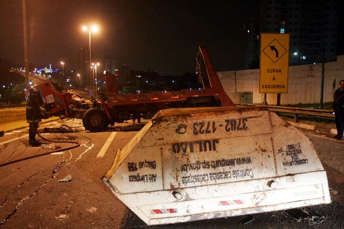 Caminhão com duas caçambas de entulho tombou e carga se espalhou pela Raposo Tavares, no Butantã