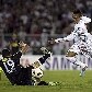 Neymar chuta a gol na derrota do Santos por 3 a 2 para o Colo Colo, no Chile, pela Copa Libertadores