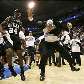 Técnico Brad Stevens e ala Avery Jukes celebram a vitória de Butler por 63 a 56 sobre Kansas State, Técnico Brad Stevens e ala Avery Jukes celebram a vitória de Butler por 63 a 56 sobre Kansas State,