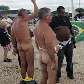 Aposentados da Petrobras tiram a roupa em protesto no Planalto 