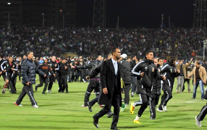 Torcida invade campo no Egito e ao menos 73 pessoas morrem
