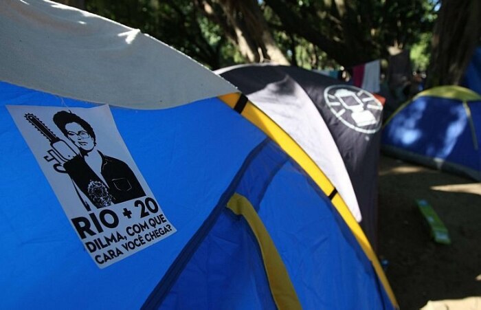 Panfleto fixado em barraca questiona a disposição de presidente Dilma Rousseff no evento