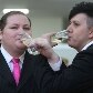 Noivos tomam champanhe entrelaçando os braços e posam para foto 