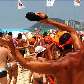 Turistas se divertem na praia neste verão Turistas se divertem na praia neste verão