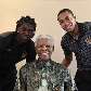 Robinho e Adebayor, do Manchester City, posam para foto com Mandela Robinho e Adebayor, do Manchester City, posam para foto com Mandela