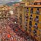Ruas de Pamplona ficam tomadas por pessoas segurando os tradicionais lenços vermelhos