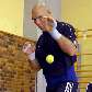 Gigante Nikolai Valuev treina com uma bolinha de tênis na Alemanha