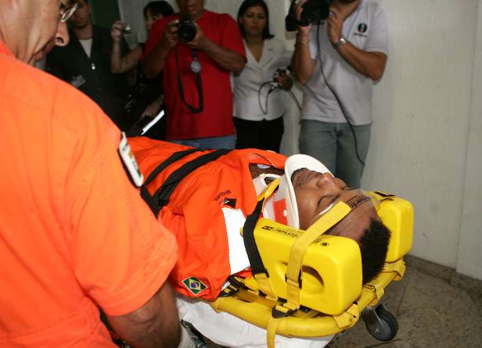 Sobrevivente de acidente de helicóptero chega ao hospital em Macaé (RJ)