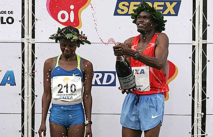 Os vencedores da São Silvestre 2009 Pasalia Kipkoech Chepkorir e James Kipsang Kwambai 