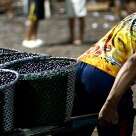 Arte & Lazer - São os carregadores que levam o açaí dos barcos para o mercado - Foto: Julia Rettmann/AE
