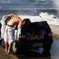 Ressaca tem ondas de até 2,5m e mar invade avenida do Rio