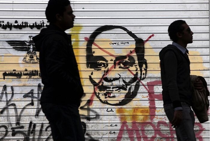 Na Praça Tahrir, egípcios protestam contra governo militar e comemoram um ano sem Hosni Mubarak