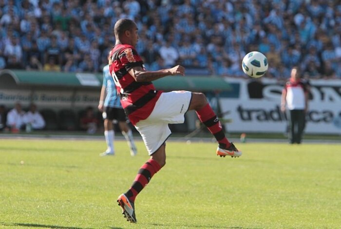 O atacante Deivid, do Flamengo, domina a bola na derrota para o Grêmio, por 4 a 2
