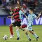 Denilson, do Pohang Steelers, tenta passar por Navarro, do Atlante, na decisão de 3.º do Mundial