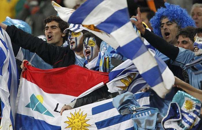 Torcida uruguaia comemora pela classificação da seleção às semifinais da Copa