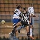 Edu Dracena, do Santos, disputa bola com defensores do Santo André no 1 a 1 pelo Campeonato Paulista Edu Dracena, do Santos, disputa bola com defensores do Santo André no 1 a 1 pelo Campeonato Paulista
