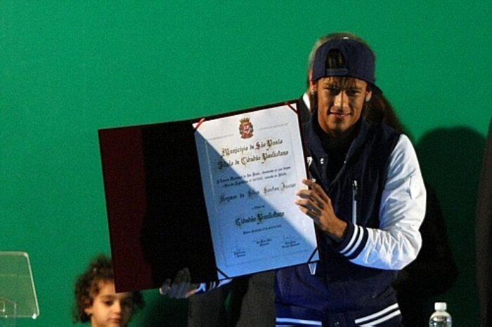 Neymar recebe título de 