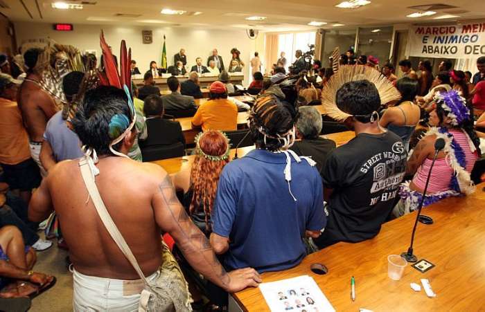 Indígenas ocupam a audiência para discussão sobre a FUNAI na Comissão de Direitos Humanos, no DF