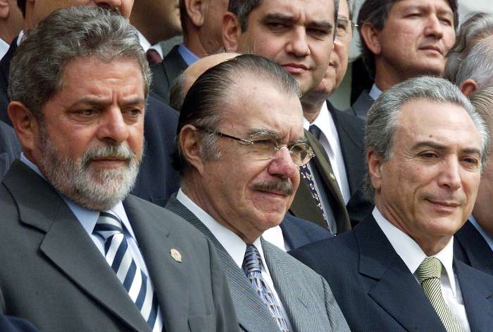 O presidente Luiz Inácio Lula da Silva e a bancada do PMDB do Congresso posam para fotos após almoço