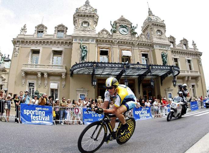 Lance Armstrong passa pelo Cassino de Montecarlo na largada da Volta da França