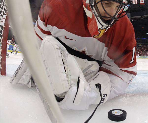 Goleiro do Canadá não evita gol da Rússia nas quartas do hóquei sobre o gelo, nos Jogos Olímpicos