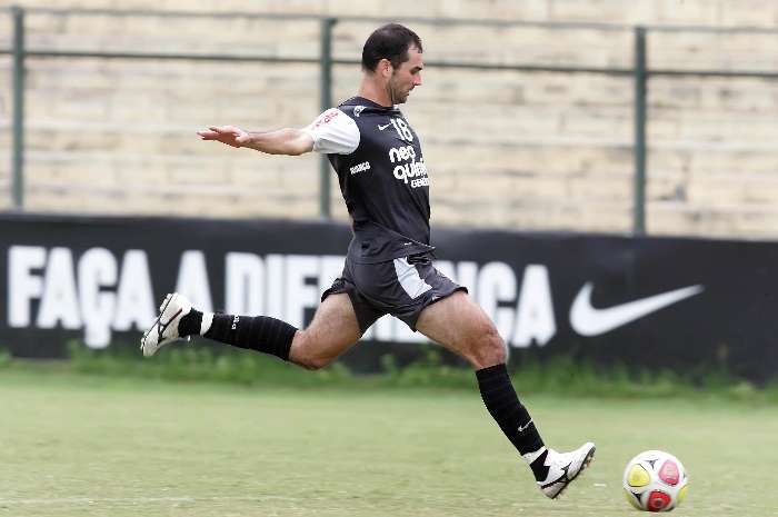 O meio-campista Danilo prepara o chute na bola em treino do Corinthians, no Parque São Jorge