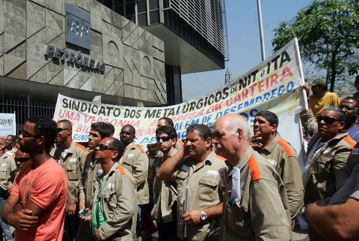 Metalúrgicos protestam em frente à sede da Petrobras, no Rio