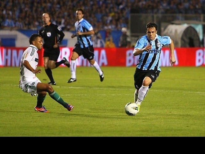 Palmeiras bate Grêmio no Olímpico e está perto da final