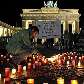 Ativistas do Greenpeace acendem velas em frente ao Portão de Brandenbugo, na Alemanha