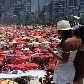 Tarde de domingo com sol leva cariocas à praia de Ipanema