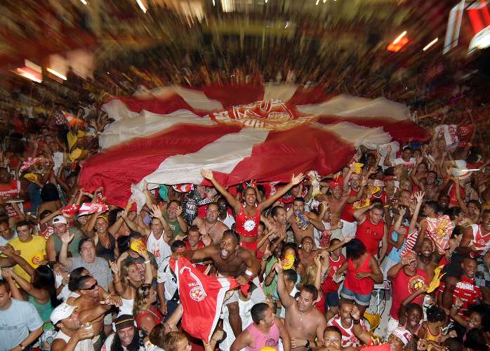 Escola leva o título de campeã após 16 anos de jejum no carnaval do Rio