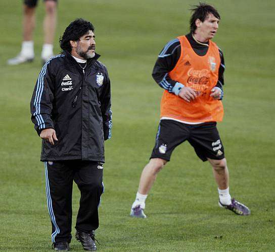Maradona comanda treino da Argentina na cidade de Pretória; Messi é o destaque da seleção
