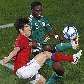 Park Ji-sung, da Coreia do Sul, e Samuel Okeremute Sodje, da Nigéria, disputam bola em amistoso