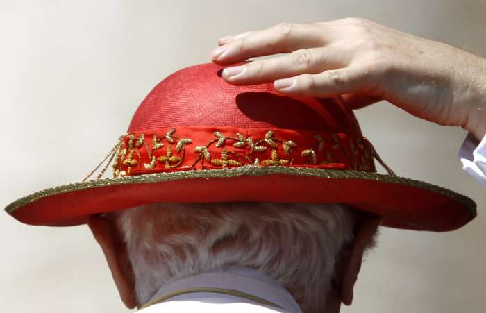 Papa Bento XVI veste seu chapéu 