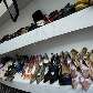 Sapatos, sandálias e tênis que mal saíram das caixas chamam a atenção dos participantes do bazar Sapatos, sandálias e tênis que mal saíram das caixas chamam a atenção dos participantes do bazar
