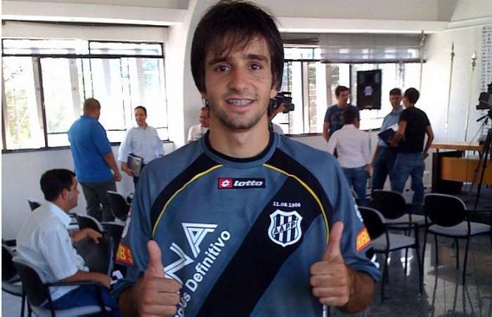 Lateral Galvão apresenta a nova camisa número três da Ponte Preta