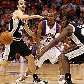 Leandrinho, do Phoenix Suns, passa a bola entre Manu Ginóbili e DeJuan Blair, do San Antonio Spurs