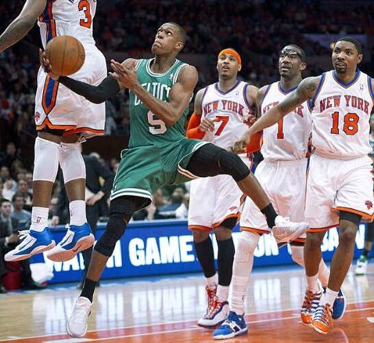 Rajon Rondo, do Celtics, sobe para mais uma cesta contra o Knicks pelos playoffs 2010/2011