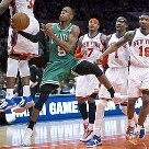 Esportes - Rajon Rondo, do Celtics, sobe para mais uma cesta contra o Knicks pela terceira partida das quartas de final dos playoffs 2010/2011, Conferência Leste, vencida por 113 a 96 pelo time de Boston. - Foto: Ray Stubbebline/Reuters