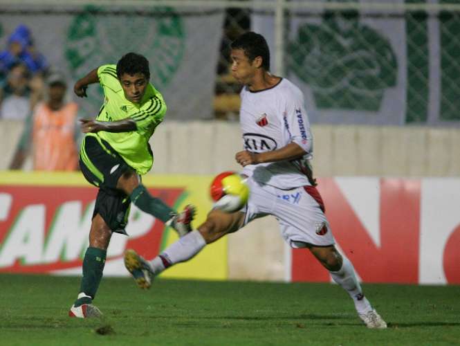Wendel, do Palmeiras, tira a bola no 1 a 1 com o Ituano