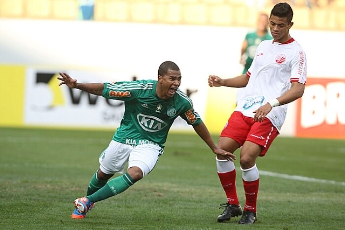 Obina brilha e Palmeiras bate Náutico em Barueri