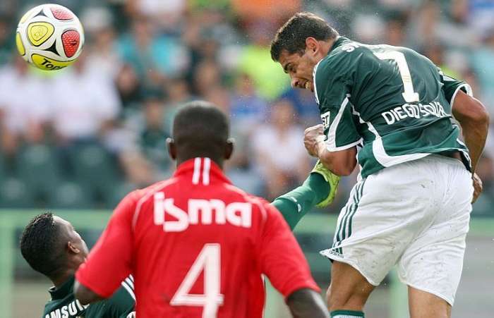 Diego Souza marca de cabeça o primeiro gol do Palmeiras na vitória sobre o Mogi Mirim por 5 a 1 pelo