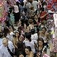 Muitos dos pais acabam nos corredores superlotados atrás de brinquedos mais em conta