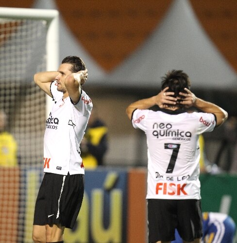 Willian e Paulo André lamentam chance desperdiçada