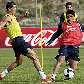 Cristiano Ronaldo e Deco disputam bola em treino da seleção portuguesa Cristiano Ronaldo e Deco disputam bola em treino da seleção portuguesa