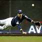 Ryan Braun pula para pegar a bola durante vitória do Brewers por 17 a 3 sobre o Pirates, na MLB