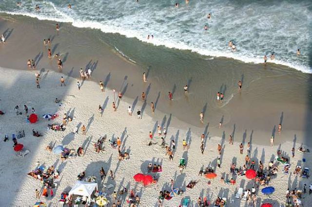 Cariocas lotam a praia de Copacabana neste feriado de 7 de Setembro. 