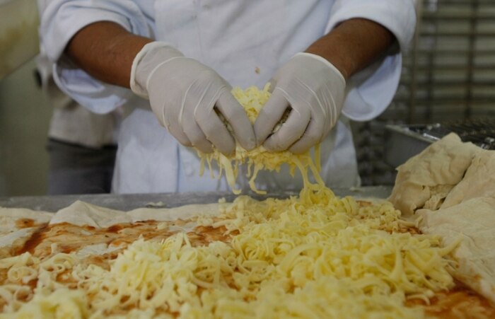 Pizzaiolo faz pizza gigante para celebrar o dia da iguaria 