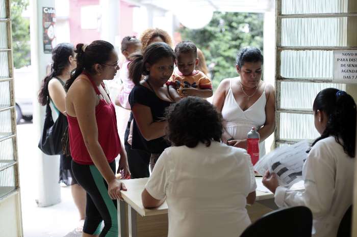 Primeiro dia de vacinação contra a gripe H1N1 em crianças, gestantes, idosos e portadores de doenças
