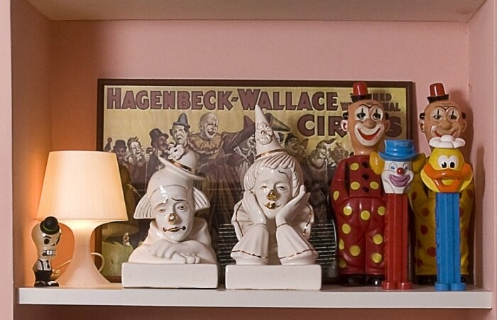 Imensa coleção de brinquedos vira decoração em apartamento